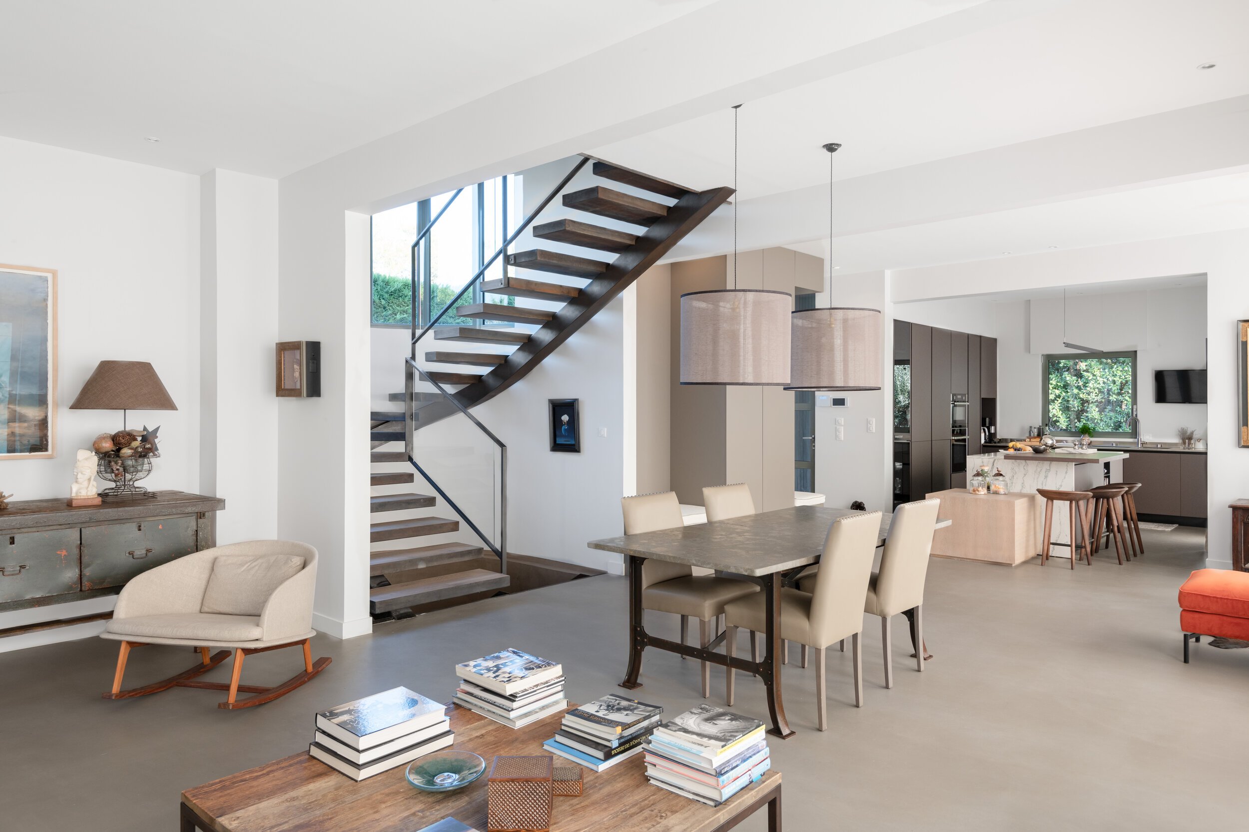 Intérieur moderne et escalier flottant